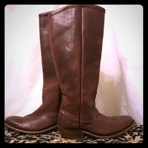 VINCE CAMUTO: Boots, 9